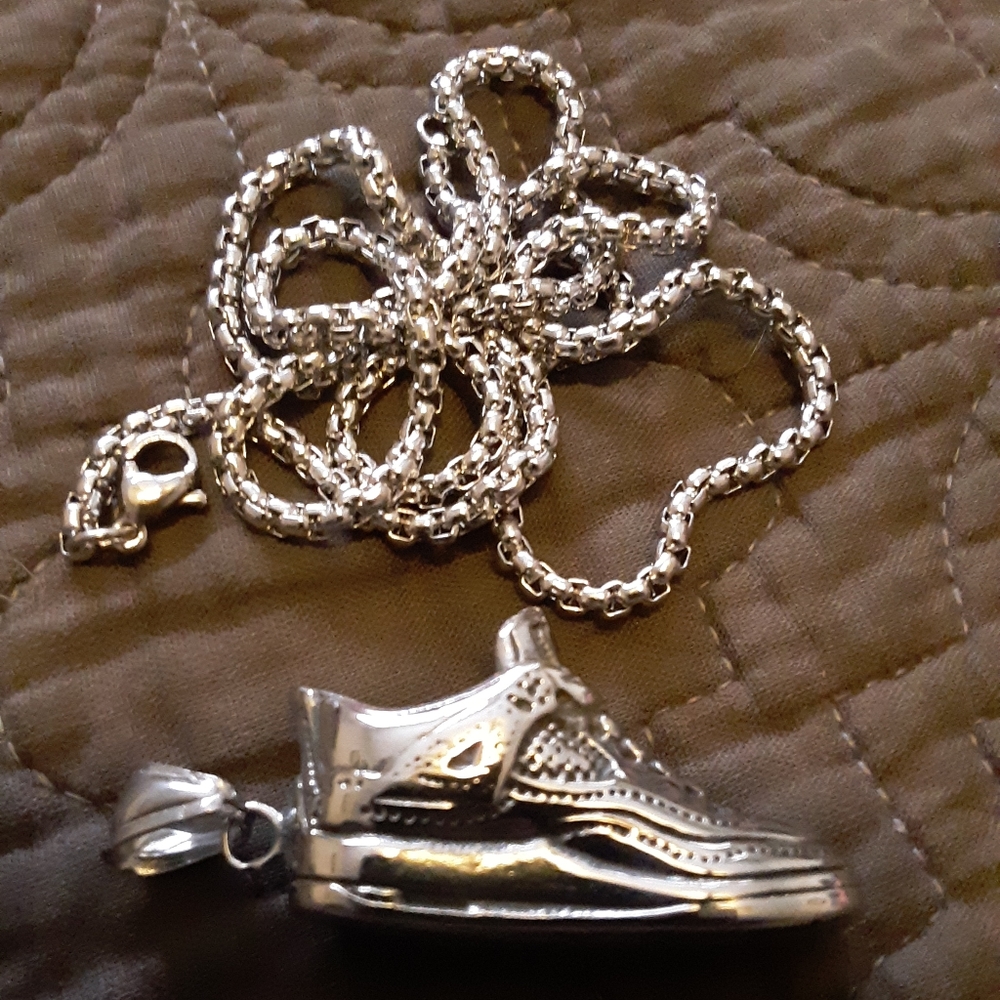 Jordan Medallion & Chain